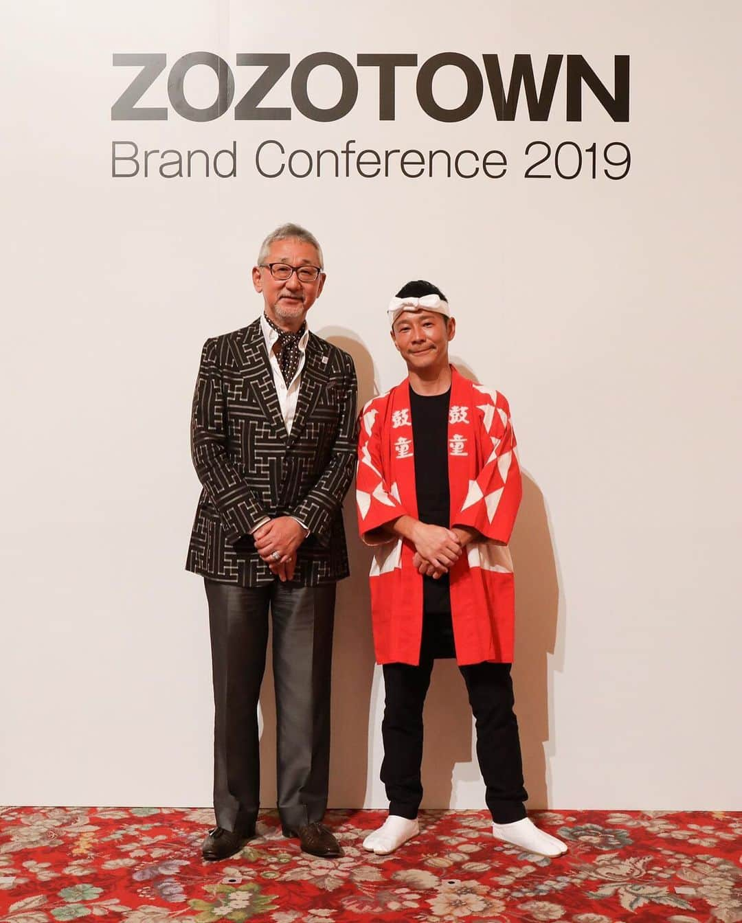 前澤友作さんのインスタグラム写真 - (前澤友作Instagram)「ZOZOTOWN Brand Conference 2019を開催しました。655社1206名のブランドの皆様に参加いただきました。写真は二次会懇親会で乾杯のご挨拶をいただいたユナイテッドアローズ重松会長と。  写真一緒に撮っていただいたブランドの皆様、よろしければこちらのハッシュタグで！  #zozotownbrandconference2019」5月22日 18時32分 - yusaku2020