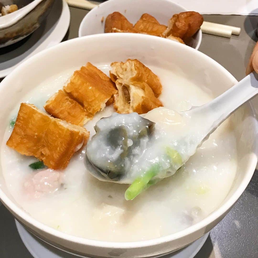 Li Tian の雑貨屋さんのインスタグラム写真 - (Li Tian の雑貨屋Instagram)「The cooling weather calls for a bowl of comforting congee ☺️ The Hokkaido scallops congee was brimming with tender scallops and the add-on of century egg was the right choice as the pi-dan were quite big and fresh. A little salty but we still enjoyed it overall • • • #sgeats #singapore #local #best #delicious #food #igsg #sgig #restaurant #exploresingapore #eat #sgfoodies #gourmet #yummy #yum #sgfood #foodsg #burpple #exploresingapore #beautifulcuisines #bonappetit #instagood #porridge #dinner #noodles #eatlocal」5月22日 18時34分 - dairyandcream