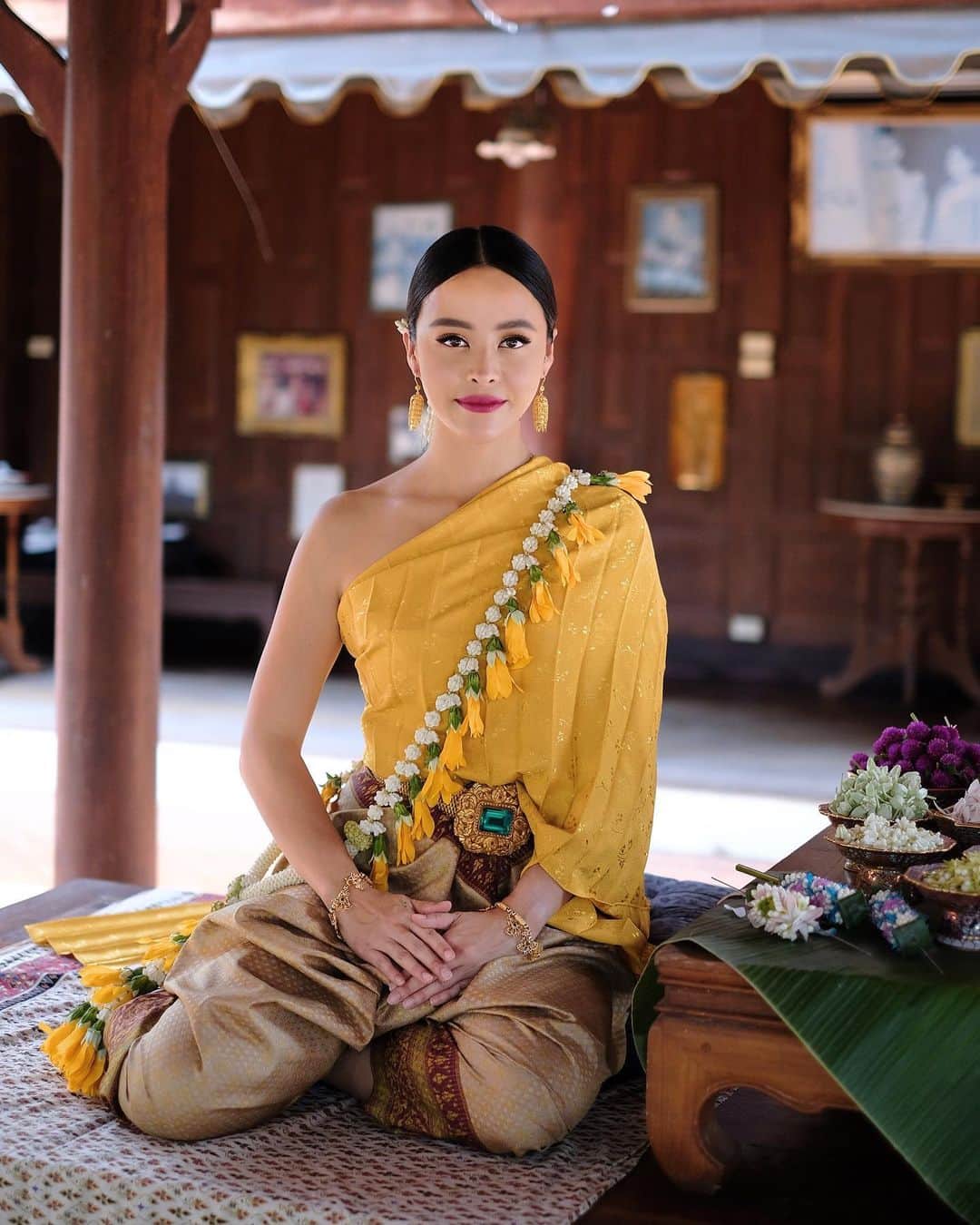 Amata Chittaseneeさんのインスタグラム写真 - (Amata ChittaseneeInstagram)「Shooting my third video for Tourism Authority of Thailand this month 🇹🇭 so proud that we get to share lots of our amazing unseen Thailand culture to you guys 🤩🐝 I’m going to take you to Central region of Thailand this time!  #pearypiewearsthaifabric #pearypieamazingthailand ช่วงนี้กำลังถ่ายวีดีโอภาคกลางอยู่ค่ะ ร้อนฝุดๆแต่สนุกมากที่ได้เรียนหลายๆอย่างเกี่ยวกับภาคกลาง รู้สึกภูมิใจที่ได้เป็นคนไทย สิ่งหนึ่งที่เราเรียนรู้กับการทำงานกับ ททท ตั้งแต่ตันปีมานี่ คือ จริงๆแล้วเราไม่รู้อะไรเลยเกี่ยวกับประเทศตัวเองเลย ซึ่งพอมองกลับไปคิดมันเป็นเรื่องที่น่าเศร้าเหมือนกันนะ ที่ไม่รู้จักรากเง้าของเราดีพอ ประเทศไทยเป็นประเทศที่เจ๋งมากๆ ยิ่งรู้จักยิ่งหลงรัก วีดีโอภาคกลาง พวกเราตั้งใจนำเสนอความโคตรไทย Thainess ขอเริ่มตั้งแต่การแต่งตัวแบบย้อนยุค และเรียนร้อยมาลัยกันเลยละกัน #amazingไทยเท่ #นุ่งสยามสามฤดู」5月22日 18時34分 - pearypie