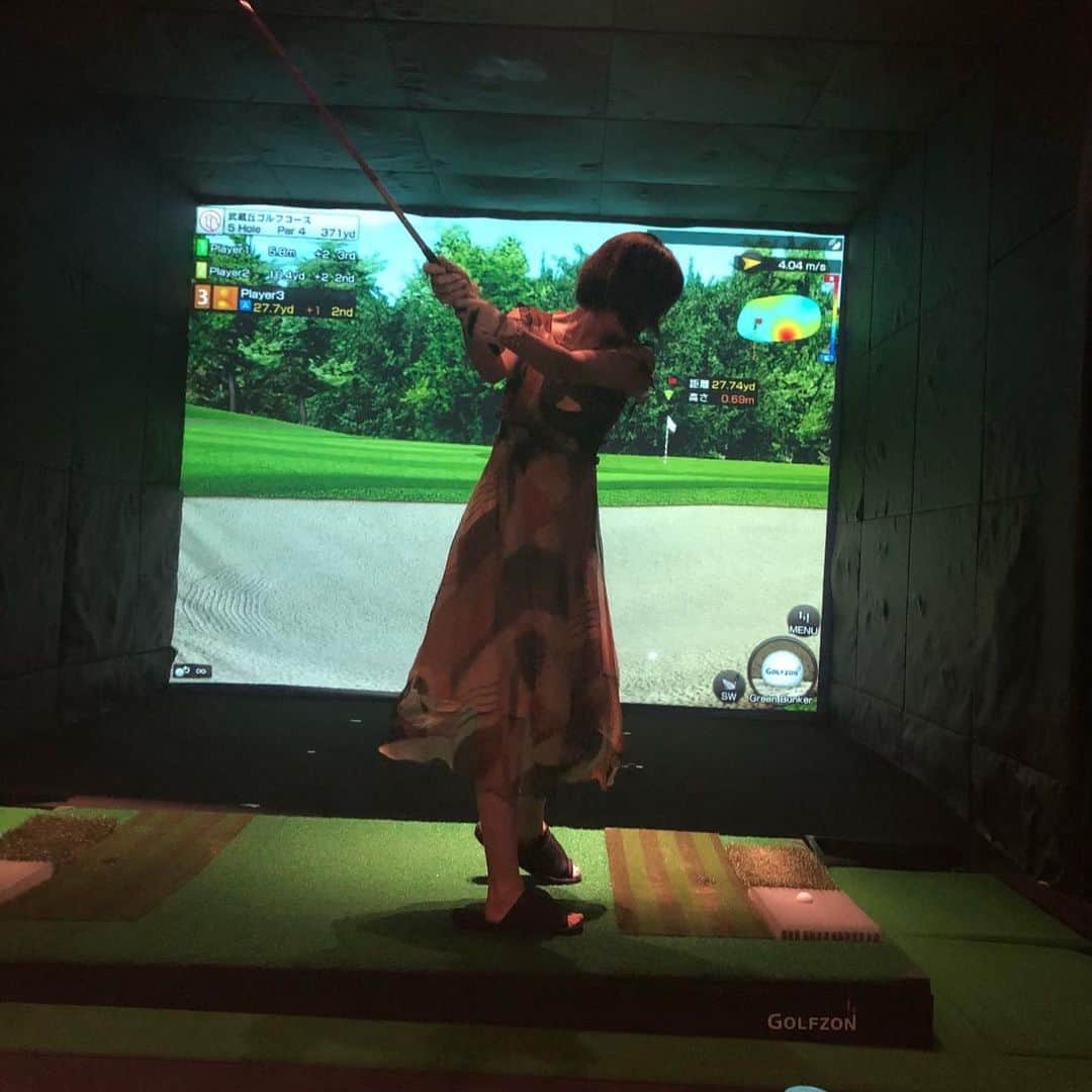 里美ゆりあのインスタグラム：「ゴルフのセンス無さすぎて早く釣りしたい〜🎣 動画撮ってもらったつもりが静止画だった💦 #ゴルフ#golf#シュミレーション#釣り#釣りガール#釣り女子#釣り好きな人と繋がりたい」