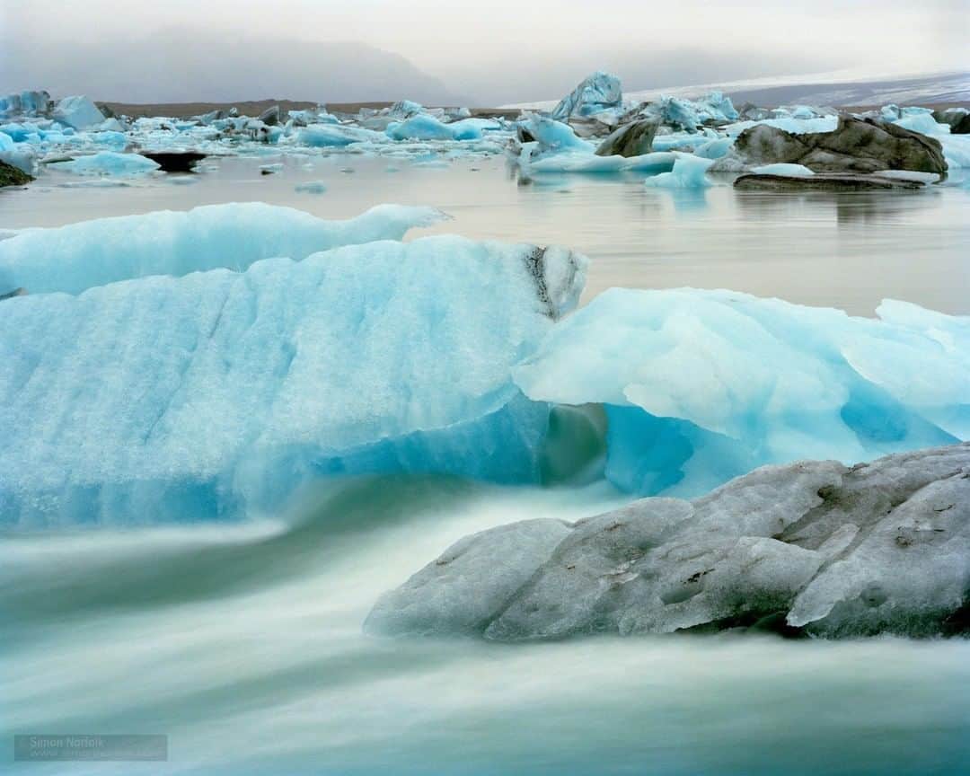 ナショナルジオグラフィックさんのインスタグラム写真 - (ナショナルジオグラフィックInstagram)「Photo by Simon Norfolk @simonnorfolkstudio I The "glacial river lagoon" (Icelandic: Jökulsárlón) is a large glacial lake in southeast Iceland, on the edge of Vatnajökull National Park. The first settlers arrived in Iceland around 870 C.E., when the edge of the tongue of Breiðamerkurjökull Glacier was about 12 miles (20 km) further north than it is today. As glacial retreat has extended its boundaries, the lake has increased fourfold in size since the 1970s, and is reported to be the deepest lake in Iceland (over 815ft (248m) deep. Follow me @simonnorfolkstudio for updates, outtakes, unpublished, and archive material on this and future projects @simonnorfolkstudio #glaciers #photojournalism #iceland #documentaryphotography #simonnorfolk」5月22日 18時38分 - natgeo