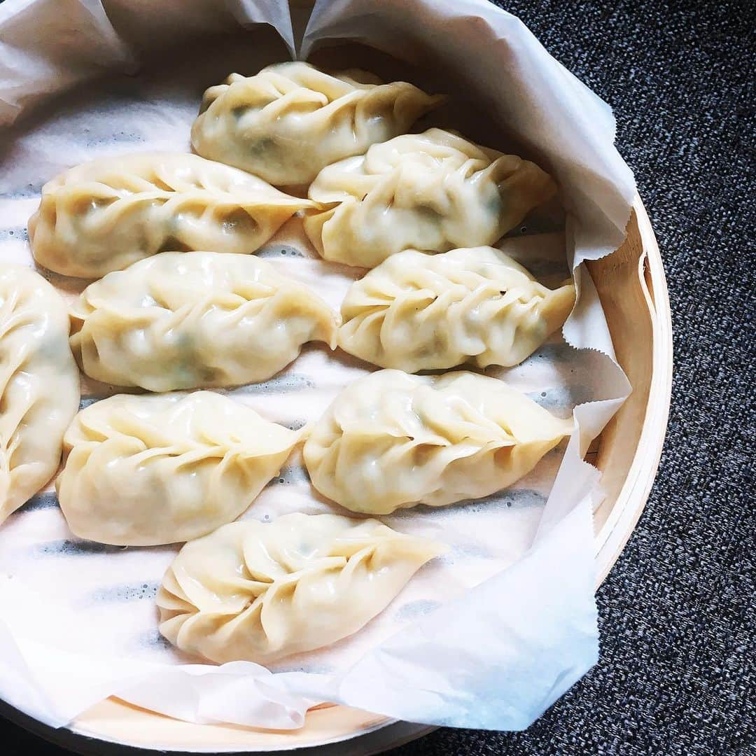 田中千絵さんのインスタグラム写真 - (田中千絵Instagram)「キントーンのような蒸餃子、 出来上がりました🥟 . . 做了像觔斗雲般的蒸餃🥟 . . . #たいわん #taiwan #taipei  #台湾ごはん #蒸餃子 #蒸餃 #dumplings  #せいろ #蒸籠 #おうちごはん #ていねいな暮らし #foodphotography  #台北と東京の生活 #中国語」5月22日 18時41分 - chietanaka817