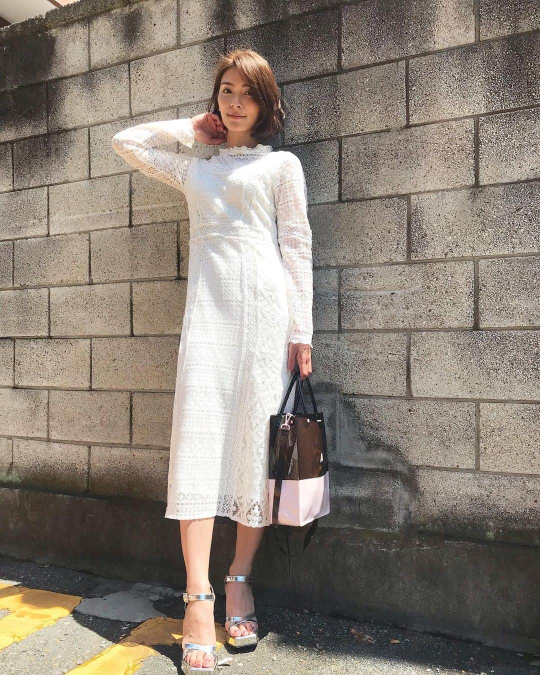 秋元才加さんのインスタグラム写真 - (秋元才加Instagram)「珍しく私服。 髪を切ったら女性らしい服装とのバランスが良くなった気がする🤔✨ 最近、ワンピース多め😂 楽😂😂😂」5月22日 18時53分 - areasayaka