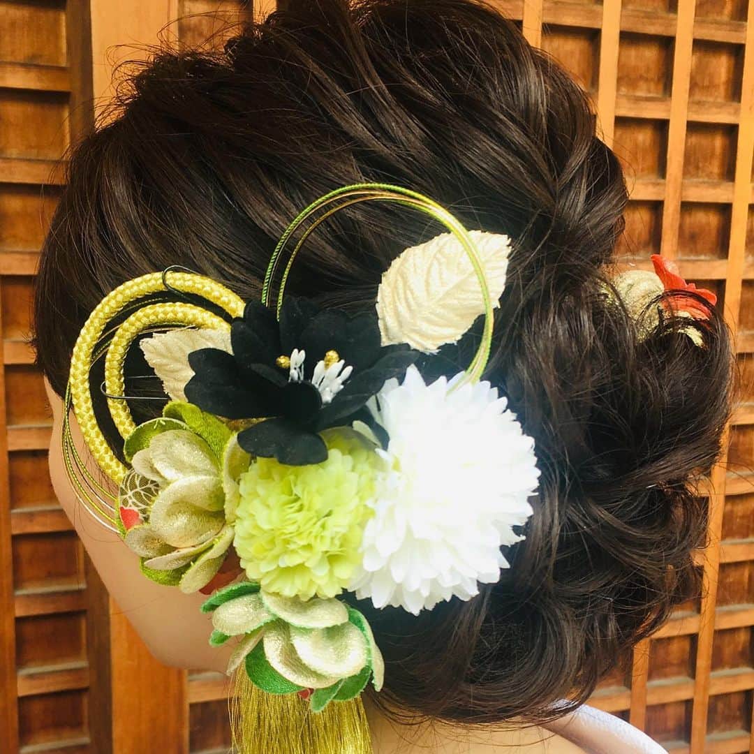 ウェディングプロデュース ラリアンスのインスタグラム：「和装ヘアスタイル💫 甘くなりすぎないカラーのお飾りと合わせました💐 肩くらいのボブヘアのご新婦様です✨短くてもスタイルによってはアップ出来ます💡  #神楽坂ウェディング #レストランウェディング #KADODE芝大門店 #和装前撮り #和装ヘアスタイル」