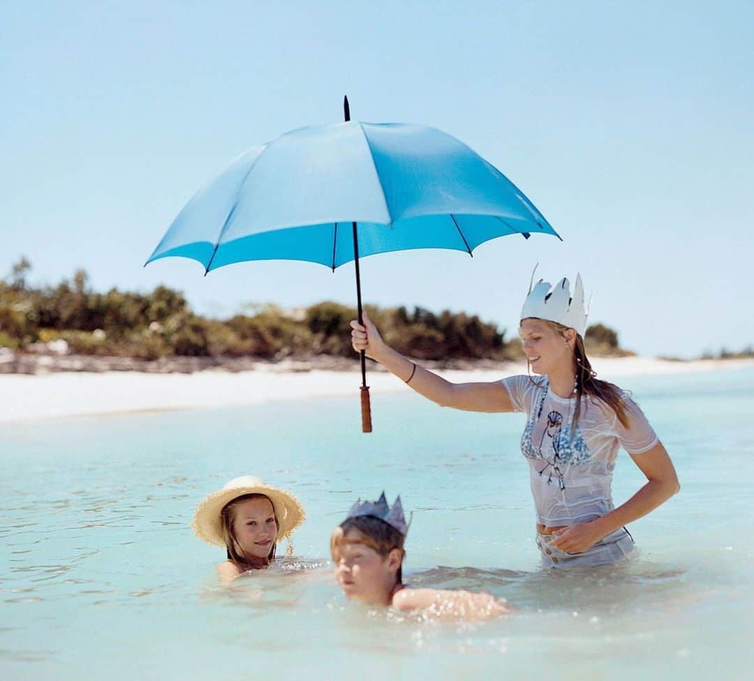 オーレリービダマンのインスタグラム：「«You can stay under my umbrella» 💦 Keith Richards’s family by Bruce Weber #inspiration #photography」