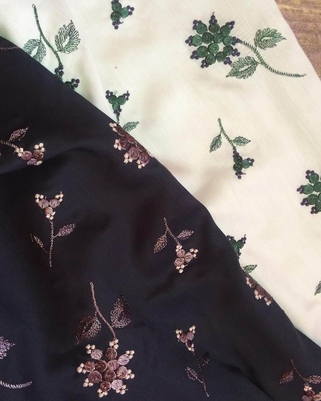 OLIKA vintage brollopのインスタグラム：「- embroidery -  秋物の刺繍生地は  こんな色になりました  来週から秋展がはじまります  #OLIKA #embroidery #19aw」