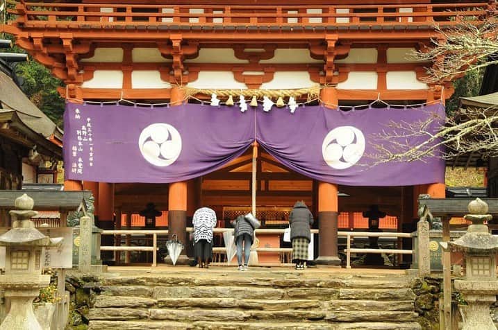 Visit Wakayamaさんのインスタグラム写真 - (Visit WakayamaInstagram)「. Meet the deities of Niutsuhime Shrine, guardians of Koyasan. #Niutsuhime #Shrine 📸: @koya.photo」5月22日 19時02分 - visitwakayama