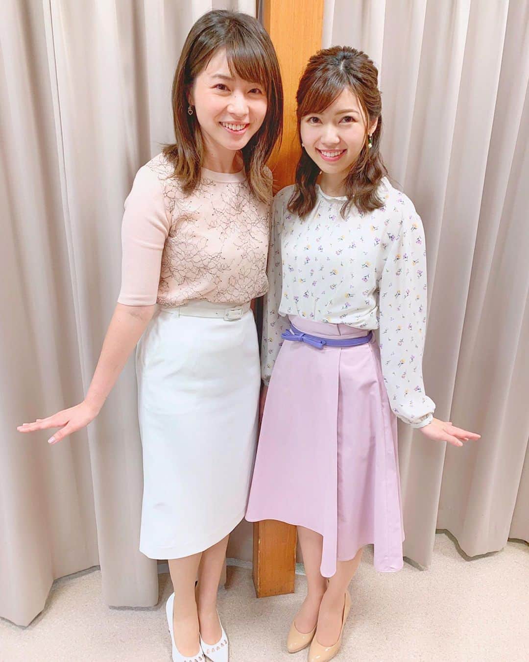 川又智菜美のインスタグラム：「はやドキ🧡﻿ 水曜日ありがとうございました😌﻿ ﻿ 今日は皆川さんと﻿ 衣装の色味が似ていました💕﻿ ﻿ 白とピンク🌟好きな組み合わせです〜😆﻿ ﻿ 今日のポーズのポイントは…﻿ 手の角度！👐笑﻿ ﻿ #tbs #はやドキ #アナウンサー #皆川玲奈 アナ﻿﻿ #セントフォース #川又智菜美 #オフショット﻿﻿ #衣装 #白 #ピンク #パステルカラーコーデ」