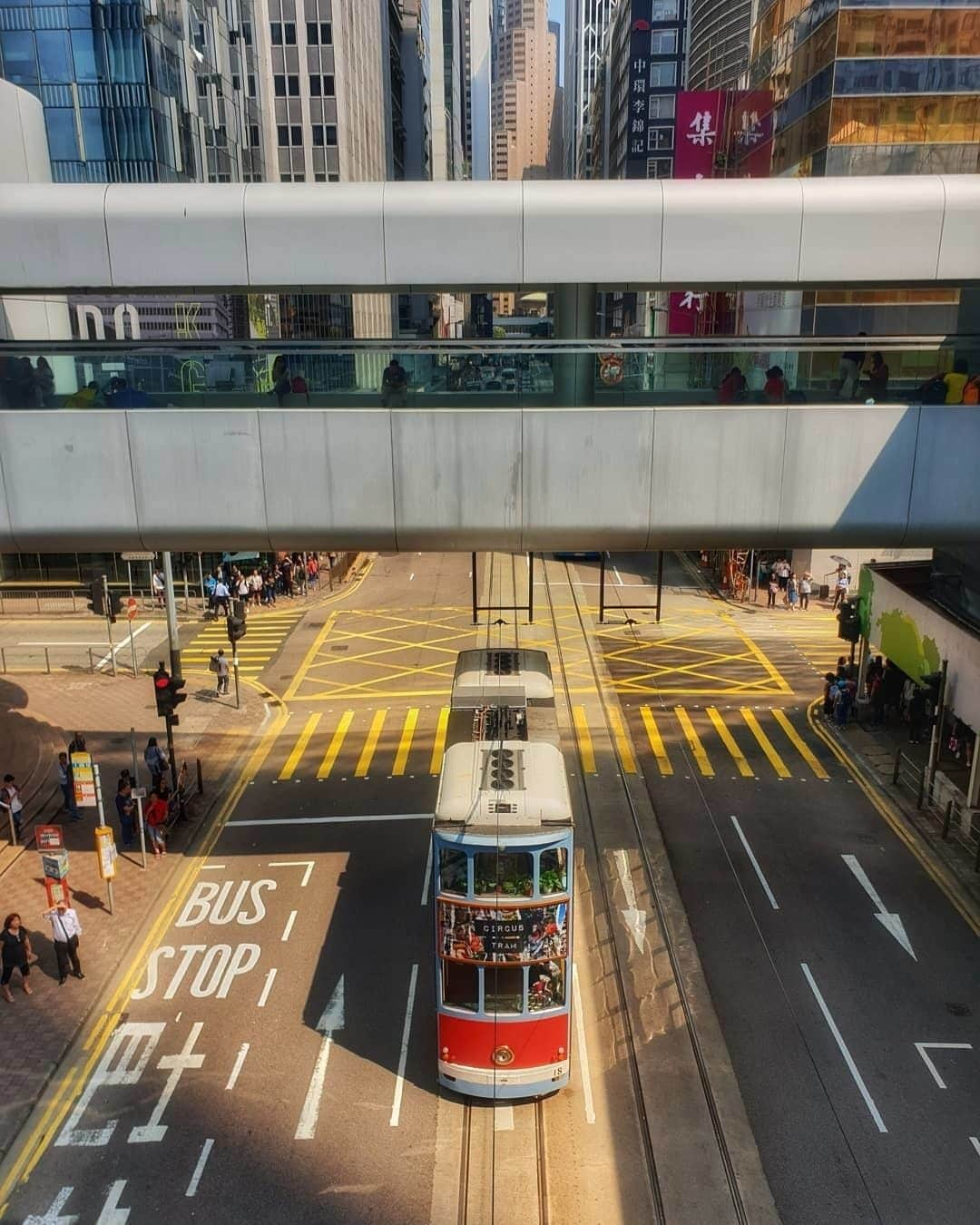 Discover Hong Kongさんのインスタグラム写真 - (Discover Hong KongInstagram)「A Hong Kong travel tip: hop on Hong Kong’s iconic trams to explore Hong Kong Island. 香港旅遊點子：登上叮叮車，細賞香港島繁華風光！ 香港のトラベルTips：香港名物2階建て路面電車トラムに乗って香港島を散策しましょう！ 📷: @youppi.yeah.travels #DiscoverHongKong #repost」5月22日 19時01分 - discoverhongkong