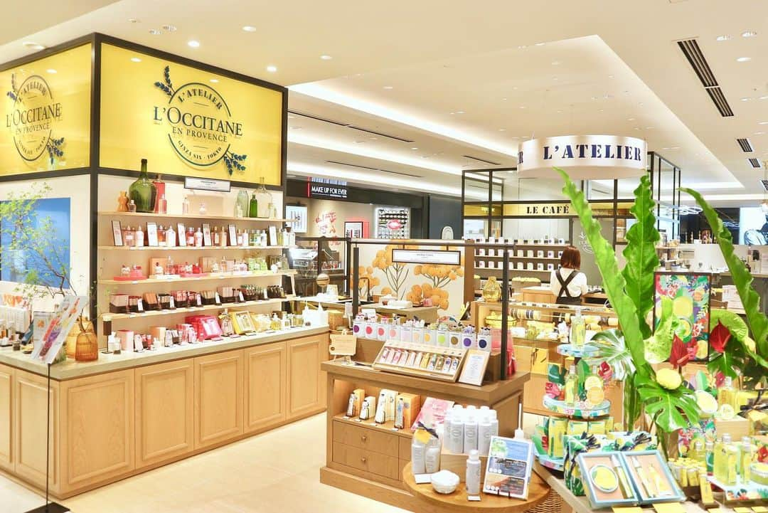 L'OCCITANE en Provenceさんのインスタグラム写真 - (L'OCCITANE en ProvenceInstagram)「新店舗紹介🎪プロヴァンスのアトリエをイメージした新店が、銀座GSIXにオープン！﻿ ﻿ ロクシタンが大切にしている﻿ プロヴァンスの伝統的な文化や﻿ クラフトマンシップを表現する﻿ 日本で１つの新しいコンセプトショップです🎨﻿ ﻿ その全貌をInstagramで初公開。﻿ 店内の見所をご紹介します！﻿ ﻿ 🌼注目はGINZA SIX店限定製品﻿ ﻿ 最注目は、ピエール・エルメ・パリとの﻿ コラボレーションフレグランス﻿ 「ロクシタン キャトルヴァンシス コレクション」。﻿ 仏コルシカ島を象徴する花イモーテルを中心に、﻿ フレッシュな柑橘系の香りが広がる﻿ 「マンダリン イモーテル」など6種がラインナップ。﻿ ﻿ 店舗スタッフからは…﻿ ﻿ 「香りの長続きするパルファムは、﻿ 時間経過に合わせてさまざまな表情を楽しめます。﻿ 纏うだけで気持ちもドレスアップされる香りで﻿ 特別な日を演出してください💓」﻿ ﻿ ﻿ 💐ご要望に合わせたラッピングサービス﻿ ﻿ 店内の工房では、お客様のご要望に合わせて﻿ カスタマイズできるラッピングコーナーをご用意。﻿ 豊富な種類の資材から包装紙を選べるほか、﻿ リボンにメッセージや名前を入れることも✨﻿ 世界の１つだけのギフトを作ることができます。﻿ ﻿ ﻿ 🍰併設のロクシタンカフェでホッと一息﻿ ﻿ 商業施設内初出店となるロクシタンカフェでは﻿ プロヴァンスの食文化に根ざしたメニューをご用意。﻿ 目にも楽しい鮮やかなドリンクや﻿ シェアする楽しさもあるスイーツプレートなど﻿ お買い物途中に立ち寄りたくなる一角です。﻿ ﻿ ﻿ 🎨心ときめくディスプレイ﻿ ﻿ 人気のハンドクリームは、﻿ カラフルな絵の具チューブに見立てた﻿ この店舗ならではのディスプレイに。🎨🖌﻿ 店内に隠されたこだわりを見つけていくと﻿ まるでプロヴァンスを旅するような感覚に。﻿ ﻿ ﻿ 🙏トリートメントスペースも﻿ ﻿ トリートメントスペースでは、﻿ 商品お買い上げのお客様を対象に﻿ 季節のトリートメントを提供しています。﻿ ご購入前でも、気になる商品がありましたら、﻿ お気軽にスタッフまでお声掛けください。﻿ ﻿ ﻿ 銀座に訪れた際には、﻿ ぜひロクシタン GINZA SIX店  アトリエ・ド・プロヴァンスへ。✈️ ﻿ 心よりお待ちしております。 ﻿❣️ ﻿ #銀座 #GSIX #銀座シックス #ロクシタン #ロクシタン銀座 #アトリエドプロヴァンス #アトリエ #ギフト選び #プレゼント #ニューオープン #新店舗 #プロヴァンス #カフェ #銀座カフェ #インスタスポット #コスメマニア #コスメ好き #香水 #Loccitane #ginza #tokyo #ピエールエルメ #ピエールエルメパリ #PierreHerme #PierreHermeJapan #PierreHermeJapon #PierreHermeParis」5月22日 18時54分 - loccitane_jp