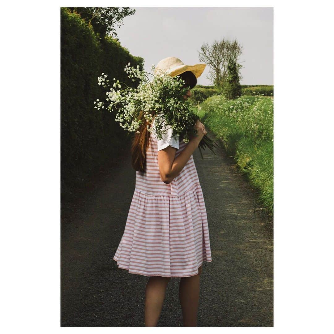 キャベジズ&ローゼズのインスタグラム：「Flower of the Frock 🌷 The Short Ella Dress is a versatile everyday dress made from wonderful organic cotton. Ella is loose-fitting so wear her by herself or with the Terrence T-shirt! #organicfashion #organicdresses #slowfashionmovement #sleevelessdress #casualandcute #stripeddress #pinkandwhite #ecofashion #cabbagesandroses #cabbagesandrosesfashion @christina_strutt @cabbagesandroses_shop 👆Link In Bio👆」
