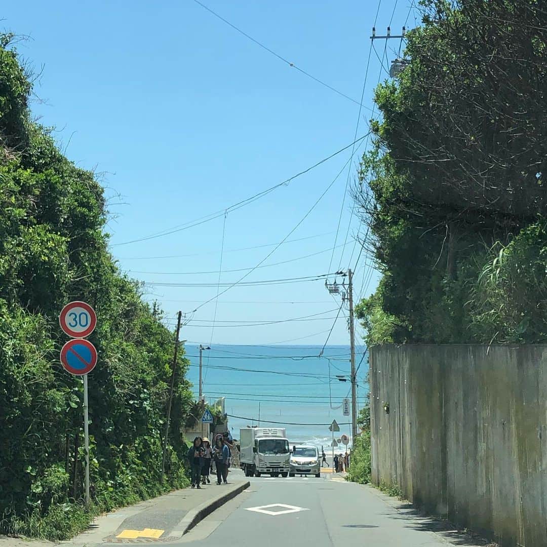 千秋さんのインスタグラム写真 - (千秋Instagram)「この角を曲がった瞬間に見える海が好き #湘南 #海 #湘南ドライブ #遠回りしてでも #ここから海に行くと決めてる」5月22日 18時57分 - chiaki77777