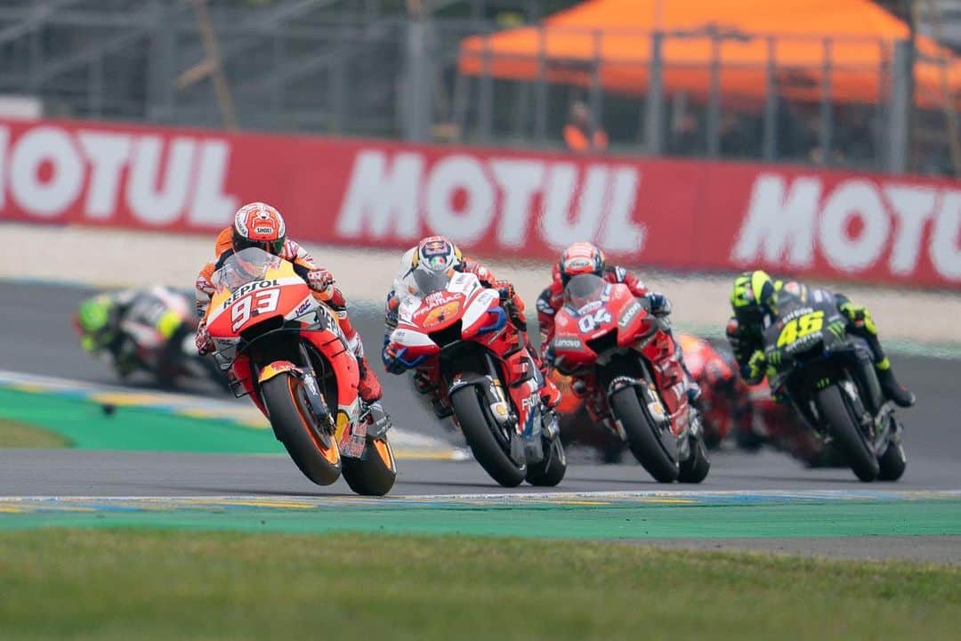 レプソル・ホンダのインスタグラム：「#WheelieWednesday ⠀⠀⠀⠀⠀⠀⠀⠀⠀ #FrenchGP #25RepsolHonda #Repsol #MotoGP #Honda #Racing #RepsolHonda #HRC #RC213V #MM93 #JL99 #MarcMarquez #JorgeLorenzo #ThePowerOfDreams #Motorcycle #France #LeMans」