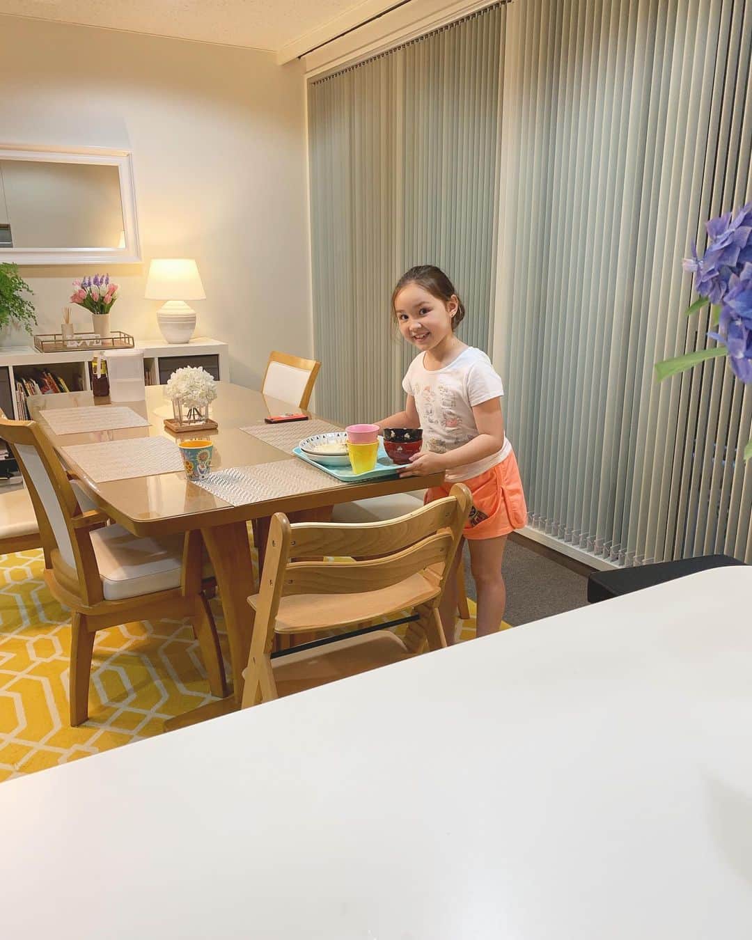 バイリンガル3兄妹のインスタグラム：「食後にお手伝いしてくれるの、本当に助かる。 ・ 食器下げてくれたり 洗った食器拭いてくれたり… ・ 今まで私とダディがやってたこと 私とエマで一緒にやってる。 ・ 娘って最高！と思った瞬間♡ ・ ・ ありがと♡ ・ ・ #えまち #母と娘 #7歳  #バイリンガル3兄妹」