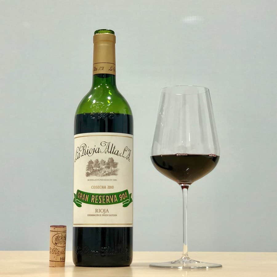 エンリケ・ソラ・クレメンテさんのインスタグラム写真 - (エンリケ・ソラ・クレメンテInstagram)「GRAN RESERVA 904, 2010, La Rioja Alta S.A. Enjoying this fantastic wine......a great harvest 🍇 @lariojaaltasa 🍷📖☀️. Tasted: Jancis Robinson X Richard Brendon Wine Glass Collection @richardbrendonstudio @jancisrobinson . • • • • • #riojaalta #granreserva904 #904 #rioja #vino #vin #vinho #вино #ワイン #紅酒 #wein #champagne #winelover #wineinfluencer #winetime #foodporn #food #winecellar #wineporn #instawine #winetasting #sommelier #foodandwine #lifestyle #blogger #enoblogger #jrxrb」5月22日 19時00分 - kike_sola