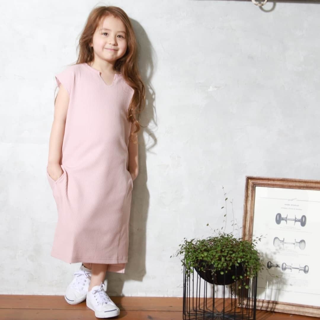 のインスタグラム：「＼✨火・水・木限定価格✨／ 【ママとおそろい】ワッフルスキッパーノースリーブワンピース セール価格 ¥1,700円  やっほ〜😘マノンだよ💕 いつもマノンのインスタを見てくださっている方に朗報です㊙ 大人気のこちらのワンピースが木曜日まで限定価格で販売されています🎀 他にも限定価格の商品がありますので要チェックですよ❣  プレゼント企画への応募は2つ前のPOSTから急げ〜☝ 🍭おかげさまで公式LINE@お友だち数9,000人突破🍭  MANONをお得にご利用頂くにはLINE@友だち登録がとってもオススメだよ〜😍 プロフィールのURLをクリック→公式オンラインショプ内のLINE@お友達登録リンクをクリック  MANON LINE@公式アカウントではお友達限定で 👉LINEお友達限定10%OFFクーポン 👉週末限定タイムセールセール 👉新作入荷  等のお得な最新情報をいち早くお届けしますよ❤  #ククマノン #coucoumanon #coucou_manon #キッズ撮影会 #kidscode #kids_japan #キッズ服 #キッズコーデ #キッズファッション #キッズモデル #子供 #子供服 #ギフト #娘コーデ #キッズフォト #ムスメ #親バカ部 #リンクコーデ #親子コーデ #子供服通販 #子供服コーデ #女の子コーデ #男の子コーデ #フォトコンテスト #フォトスタジオ #フォトブース #写真会 #フォトイベント #boheme」