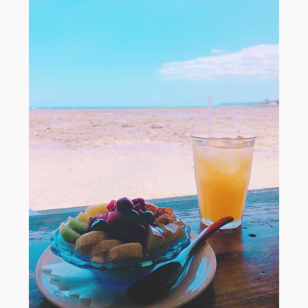 菊井彰子さんのインスタグラム写真 - (菊井彰子Instagram)「沖縄旅行最終日、３日目。 #浜辺の茶屋 🏖 名前の通り、目の前が海🌊 景色を眺めながらゆったりできるカフェ。 風が気持ち良くてホッと一息つける空間。 いつまでもいたいと思える場所。 満潮の時に次は行ってみたいな❤︎ 本当に行ってよかった。 #okinawa  #okinawatrip  #okinawajapan  #沖縄  #沖縄旅行  #産前旅行 #沖縄カフェ」5月22日 19時10分 - yanakiku_kiku