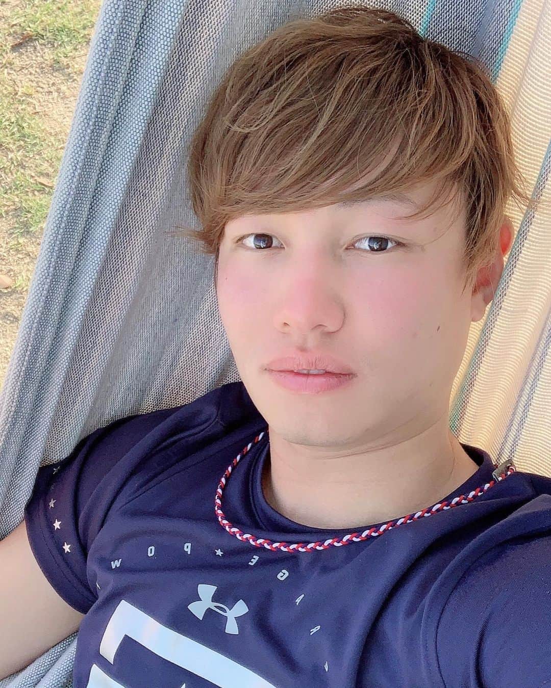 のインスタグラム：「日焼けで顔が真っ赤。  #ハンモック #キャンプ #YouTuberの休日」