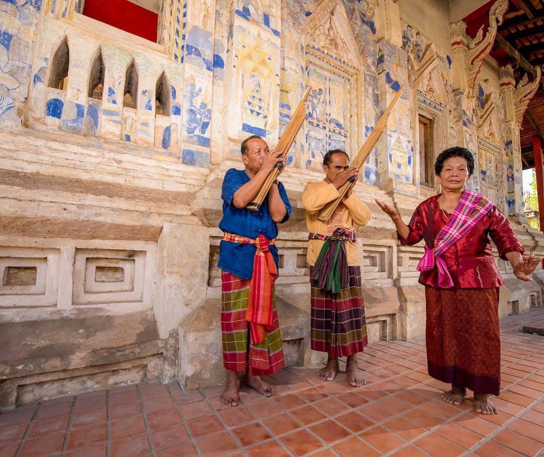 タイ国政府観光庁さんのインスタグラム写真 - (タイ国政府観光庁Instagram)「イサーン（東北）地方の伝統楽器「ケーン」をご存知ですか⁉️﻿ ﻿ ケーンはタイのイサーン地方で演奏される風土音楽で昔から使われてきた楽器です✨﻿ ﻿ ケーンはフリーリードの管楽器で、複数の竹で作られています。奏者は横にある穴を開閉することで音程を変化させながら吹きます🎶﻿ ﻿ 現在でも、イサーン地方の伝統歌謡・モーラムのバンドとして、またポンラン楽団などのコンサートなどの様々な行事でその音色を聞くことができます😊﻿ ﻿ 尚、日本の雅楽などで使う管楽器の1つ「笙」のルーツとされています👍﻿ ﻿ #タイ #イサーン #ケーン #楽器 #タイ伝統楽器 #もっと知りタイ #タイ旅行 #旅好きな人と繋がりたい #旅行好きな人と繋がりたい #音楽 #音楽好き #伝統音楽 #thailand #isan #khene #instrument #traditionalinstrument #amazingthailand #thailandtravel #thailandtrip #thai #thaistagram #lovethailand #localexperience #thainess #music #thaimusic﻿ ﻿」5月22日 19時03分 - amazingthailandjp