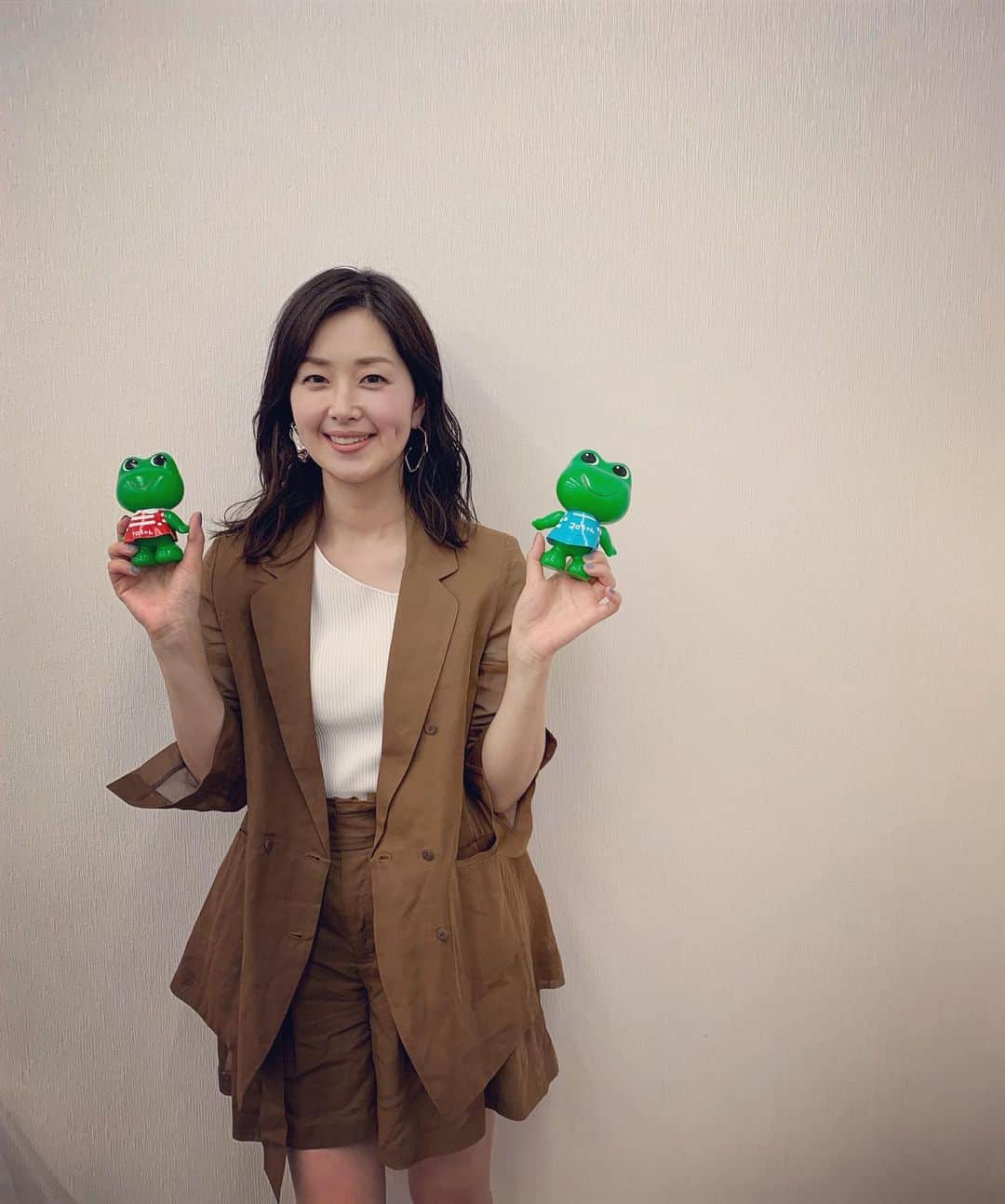 笛木優子のインスタグラム：「小さい頃から馴染みのある ケロちゃんコロちゃんが誕生して70周年だそうです🐸💞おめでとう💐💐 これからもみんなの健康を見守ってね！！ #ケロちゃんコロちゃん #コーワ #コーワのかえる#おめでとう#70周年」
