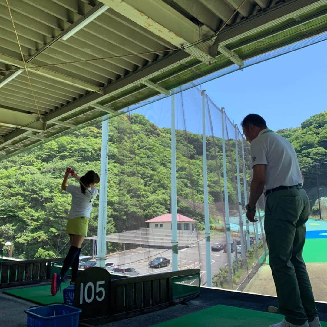 岩崎静羅さんのインスタグラム写真 - (岩崎静羅Instagram)「☺︎ @golf_condor のサイトで 90分のレッスン+貸しクラブ＋ネスカフェ1杯ついて2,500円！！のお得クーポンを購入して 横須賀にあるグリーンゴルフへ行ってきました^ ^ ************************************* 本来のカラダの動きでスイングしよう ************************************* と、いうことで まずはボールを手で投げて 左足の踏み込みの意識をしてから 次はより遠くへ投げていき さらに右足を使って投げる動作を！！ そのあと実際にクラブを使って 構えてから右足を後ろに引いて インパクトまでしっかり踏ん張るドリルを やってきました^ ^ タイミングを合わせるのがなかなかに難しいのですが これできるようになると かなり飛距離アップしそうな予感！！ 継続は力なり。。を信じて頑張ります^ ^ * #コンドルゴルフ #横須賀グリーンゴルフ #ゴルフ #コンドル #ゴルフ練習場 #打ちっぱなし #ゴルフ女子 #大人ゴルフ女子  #golf #golfer #golfisfun  #高尔夫 #골프 #골프웨어 #JAPAN」5月22日 19時05分 - seeeeiiiiraaaa