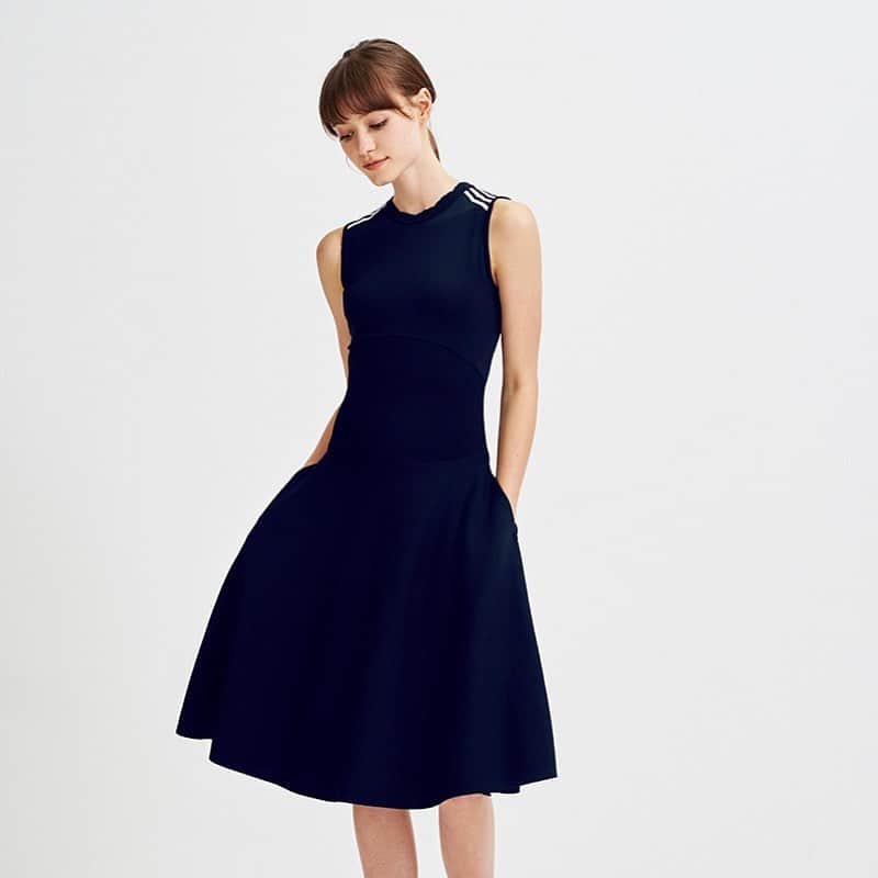 BORDERS at BALCONYのインスタグラム：「「SCALLOP KNIT DRESS」はレーヨン糸を使用したニットワンピースです。ウエストをシャープに綺麗にみせるため、ウエストだけ厚手に編んだリブを使用。肩にはボーダーディテールをあしらい、シンプルの中にもワンポイントが◎　衿ぐりにはスカラップを細かく施しています。⠀⠀ ⠀⠀ ⠀⠀ ⠀⠀」