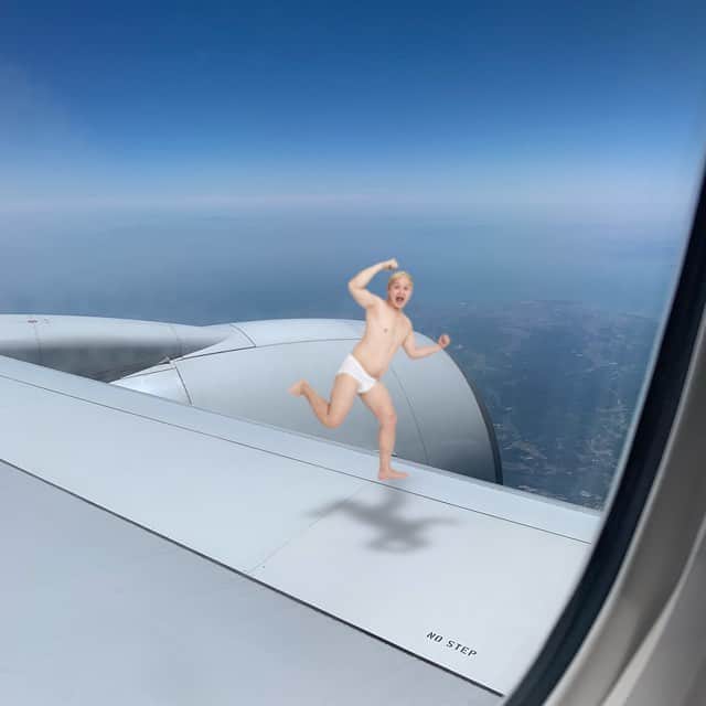 福島善成さんのインスタグラム写真 - (福島善成Instagram)「飛行機の窓から流れる景色を眺めていたら『そんな所に座ってないでこっちで遊ぼう君』がでてきたよ👶 『アソボ！アソボ！』言ってるよ👦 数分後、映画エグゼクティブ・デシジョンのスティーブンセガールみたいに飛んで行ったよ🏃‍♂️ #エグゼクティブ・デシジョン」5月22日 19時19分 - fukushimayoshinari