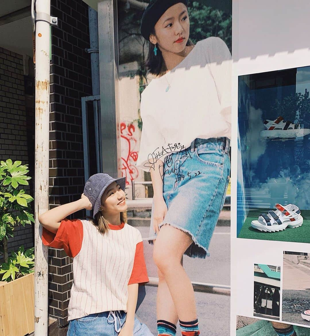 Rioさんのインスタグラム写真 - (RioInstagram)「📍@murasakisports_harajukumeiji  竹下通り前 ムラスポのshow windowにデカイ私🤣🌈 @fila_japan_official サンダルきゃわだからみんな夏に向けてgetして〜ね〜⚡️⚡️もちろんスニーカーも要checkっすよー!!! #rioflake0107 #SupportedbyFILA」5月22日 19時11分 - rioflake0107