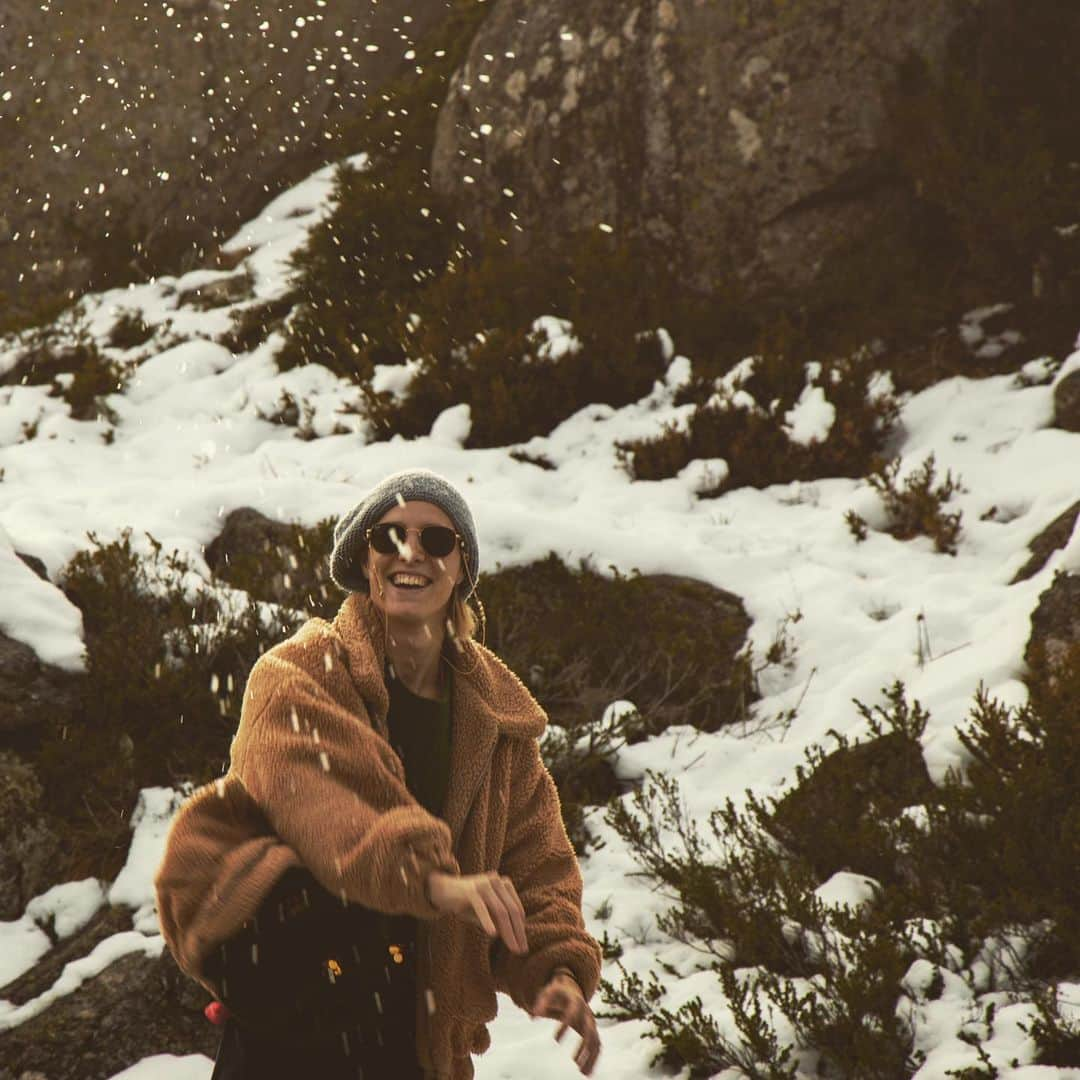 ブロンテ・キャンベルさんのインスタグラム写真 - (ブロンテ・キャンベルInstagram)「One more snowball before we head down the mountain tomorrow...I swear we’ve actually worked as hard as we’ve played ☃️💪」5月22日 19時12分 - bronte_campbell