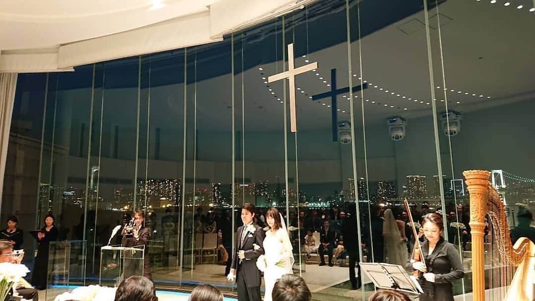 スマ婚/オフィシャルアカウントさんのインスタグラム写真 - (スマ婚/オフィシャルアカウントInstagram)「.﻿ 東京タワーとレインボーブリッジの夜景を独り占め🌉﻿ ﻿ 開放感のあるチャペルは…ヒルトン東京お台場﻿ このチャペルは貝をモチーフに作られたガラス張り✨  お昼には青い空と海…夜は夜景…﻿ とっても素敵なロケーションで﻿ 挙式を上げられたは新郎新婦さまをご紹介♡﻿ ﻿ Photo by @kasak.0625 さま﻿ 素敵な１枚をありがとうございました！﻿ ﻿ スマ婚で結婚式を挙げられた方は…﻿ 【 #スマ婚 】のハッシュタグをつけて﻿ とっておきのwedding photoをpost♡﻿ ﻿ アカウント内でご紹介をさせて頂きます♪﻿ ﻿ -------------------------------------------------------﻿ #スマ婚#結婚式#プレ花嫁#式場探し#式場迷子#ブライダル#結婚式準備﻿ #スマ婚レポ#結婚式写真#結婚式レポ#卒花嫁レポ#披露宴演出﻿ #披露宴ドレス#結婚式場探し#結婚式場迷子#結婚式準備記録﻿ #結婚式準備レポ#プレ花嫁デビュー#ig_wedding#ウェディングフォト﻿ #ウェディングニュース#プレ花嫁さんと繋がりたい#全国の花嫁さんと繋がりたい﻿ #全国の卒花嫁さんと繋がりたい#日本中のプレ花嫁さんと繋がりたい﻿ #夜景#ヒルトン東京#ガラス張り#チャペル#海が見えるチャペル」5月22日 19時13分 - smakon_official