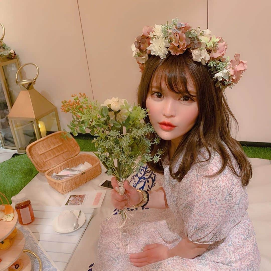 ななぴさんのインスタグラム写真 - (ななぴInstagram)「💐﻿ ﻿ フルーツピクニックとやらに﻿﻿ 行ってきたのですが﻿﻿ すごく楽しかった…☺️﻿﻿ ﻿﻿ 可愛いものがいっぱいあった！﻿ ﻿ ケーキも可愛くて美味しかったし﻿ 芝生はふわふわでした*⍤⃝*♡﻿ ﻿ #花柄ワンピ #フルーツピクニック #cafe #女子会」5月22日 19時27分 - __nanapgram__