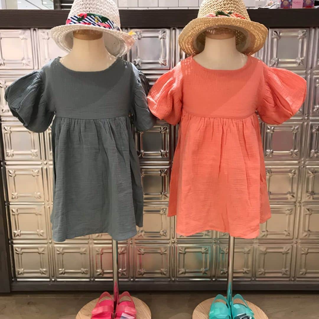 StampStompのインスタグラム：「🌟東急PLAZA銀座店です🌟 爽やかな季節になり、皆さま、楽しくお過ごしでしょうか？😊🍀 夏に向けて、可愛い❤️楽チン🎵着回し出来るワンピースのご紹介です👗 人気スタイリストの徳永千夏さん→ CHINATSU TOKUNAGA×Lee×stompstampのトリプルネーム🌟コラボ商品で、stompstamp全店で大人気です😙💕 パフスリーブ×ハイウェストのふんわりとしたシルエットのワンピースはガーリー度UP⬆︎💖美しいシボ感の柔らかなコットンクレープ生地で着心地も抜群です👍 サイズは80cm〜160cm(銀座店は、120cmまでのお取扱です。) そして、 胸元にLeeのボックスロゴ入りの爽やかなノースリーブのワンピース👗こちらもコットン100%で、コーディネート次第で着回し力抜群ですよ〜〜😍🎵 サイズは、80cm〜140cmです。(銀座店は120cmまでのお取扱です。) stompstamp直営店、ZOZOTOWNでお取扱しております✨✨✨ また、直営店に関しては、事前に在庫確認をお願いいたします😌  徳永千夏さんオフィシャルも是非、ご覧下さいませ✨✨✨ Instagramは、こちらです。 @chinakmm  #CHINATSU TOKUNAGA×Lee×stompstamp #スタイリスト徳永千夏さん #キッズセレクトショップ #銀座#GINZA #東急PLAZA銀座店 #東急PLAZA銀座店 HINKARINKA 5F #東急PLAZA銀座店 HINKARINKA 5F Baby&Kidsアパレル #オシャレママさんと繋がりたい #オシャレBaby&Kidsウェア #オシャレさんと繋がりたい」