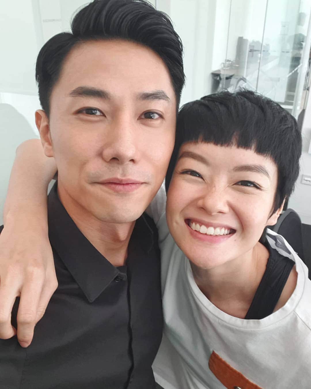デスモンド・タンのインスタグラム：「It's a wrap... for me! 杀青咯! 🥳 @sheila_sim is almost done with hers too! Glad to work with her (whom I call the female version of me) for 3 shows the past 2 years, however, we barely had any scenes altogether. Hopefully we will have more scenes together in the next project! 加油 gal and the rest of the production team of #alliswell We are almost done! Soldier on!!! #你那边怎样我这边ok」