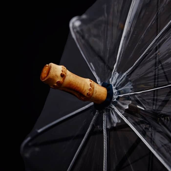 マイダルタニアンさんのインスタグラム写真 - (マイダルタニアンInstagram)「【 PRECIOUSE ITEM NO,58 " UMBRELLA " 】  使い捨てのイメージがあるビニール傘ですが、Shinzoneが着目したのは究極の高級ビニール傘の存在。  ホワイトローズ社は江戸時代から続く老舗の傘メーカーで、世界で最初に透明フィルム傘を開発。ビニール素材を完全な防水素材であることに着目し、開発以来60年作り続けています。  Shinzoneがセレクトしたのは片手で使えてお子様と一緒でも安心なジャンプ式。  手元と石突に寒竹天然木を使用しクラシックでありながら、逆支弁で傘の内側の空気が抜け、強風や台風の日にも安全に持ていただけます。  Shinzone オフィシャルHPのPRECIOUSE ITEMページにてご紹介。  ぜひご覧くださいませ！  #Shinzone #シンゾーン #shinzone_import2019ss #umbrella #傘  #ホワイトローズ社 #madeinjpapan」5月22日 19時28分 - shinzone_official