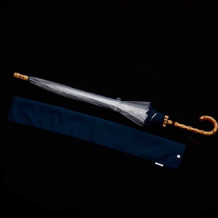 マイダルタニアンさんのインスタグラム写真 - (マイダルタニアンInstagram)「【 PRECIOUSE ITEM NO,58 " UMBRELLA " 】  使い捨てのイメージがあるビニール傘ですが、Shinzoneが着目したのは究極の高級ビニール傘の存在。  ホワイトローズ社は江戸時代から続く老舗の傘メーカーで、世界で最初に透明フィルム傘を開発。ビニール素材を完全な防水素材であることに着目し、開発以来60年作り続けています。  Shinzoneがセレクトしたのは片手で使えてお子様と一緒でも安心なジャンプ式。  手元と石突に寒竹天然木を使用しクラシックでありながら、逆支弁で傘の内側の空気が抜け、強風や台風の日にも安全に持ていただけます。  Shinzone オフィシャルHPのPRECIOUSE ITEMページにてご紹介。  ぜひご覧くださいませ！  #Shinzone #シンゾーン #shinzone_import2019ss #umbrella #傘  #ホワイトローズ社 #madeinjpapan」5月22日 19時28分 - shinzone_official