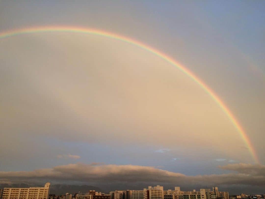 郡島陽子のインスタグラム：「雨上がり。夕焼けに溶けていった虹。  #rainbow #おすそ分け」