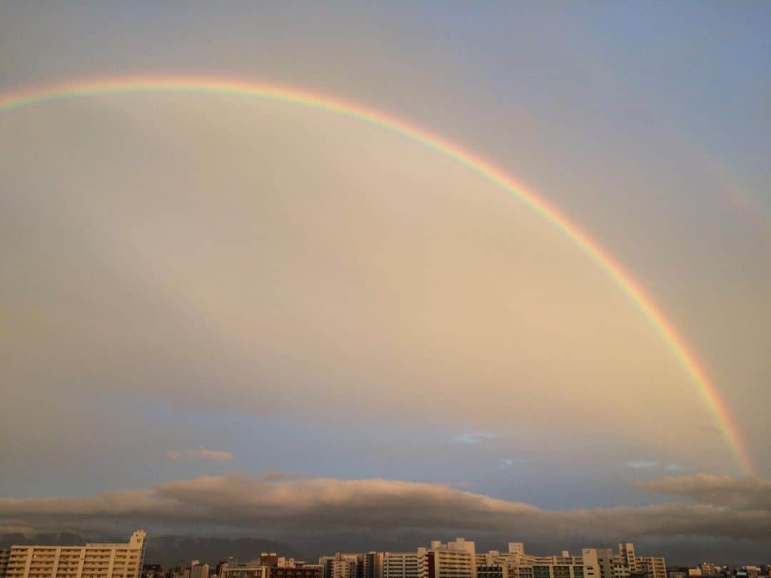 のインスタグラム：「雨上がり。夕焼けに溶けていった虹。  #rainbow #おすそ分け」