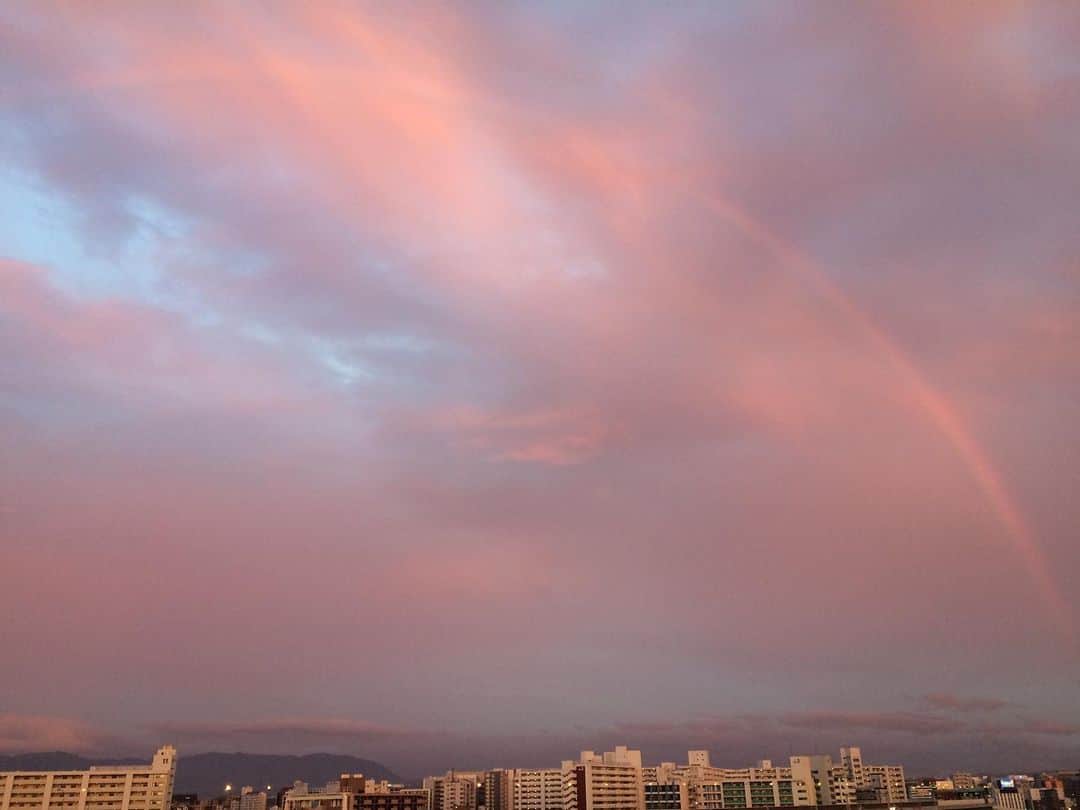 郡島陽子さんのインスタグラム写真 - (郡島陽子Instagram)「雨上がり。夕焼けに溶けていった虹。  #rainbow #おすそ分け」5月22日 19時29分 - gungunrobo