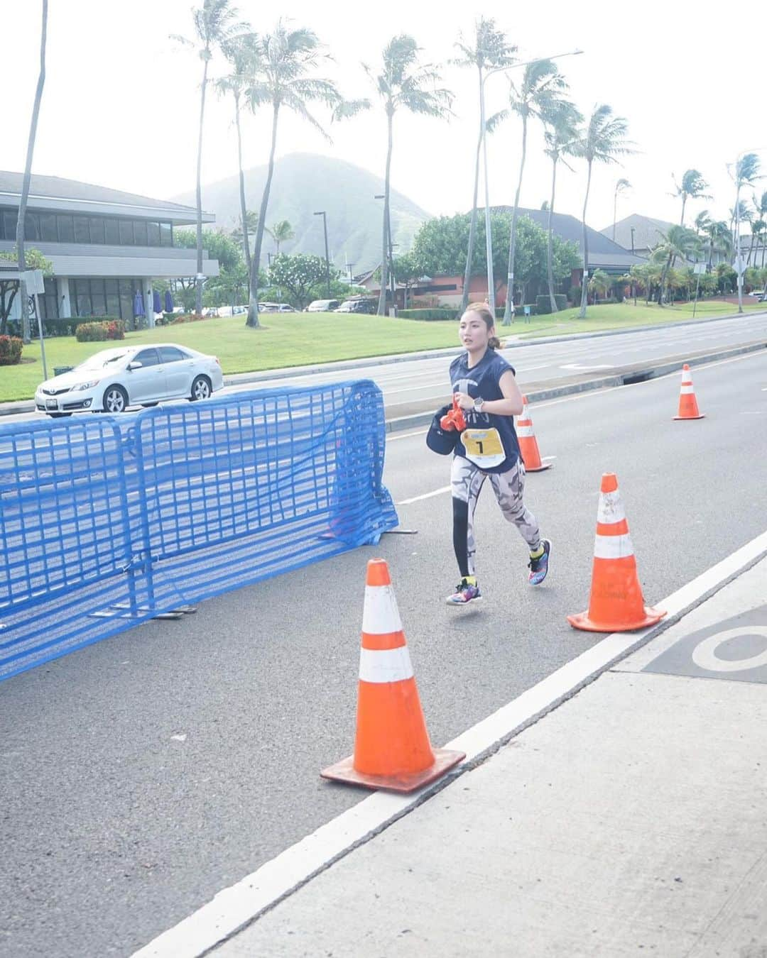 紗綾さんのインスタグラム写真 - (紗綾Instagram)「「Honolulu Ekiden&Music2019」 @hnlekidenhi #CPFU Bチーム 4区無事走りきりました🏃🏽‍♀️✨✨ 私が走る直前の小林花桜里さんからタスキを貰うとき、目の前に虹が架かったんです🌈 これはツイテル！！！と思いました💖 前を見ると虹、左を見ると絶景の海という最高なロケーションの4区。 海抜70mほどのキツい坂も、虹に向かいながら走ったらキツさが少し和らぎました☺️🌈 慣れない暑さでのマラソンでしたが、水をかぶりながらなんとかタスキを繋ぐ事が出来良かった✨ #ホノルル駅伝 最高でした🤙🏽🌴 また出たい😆😆😆 #hnlekiden  #champion #championjp #champion100 #駅伝 #マラソン #マラソン女子 #ランニングウェア #ランニング女子 #ハワイ #hawaii #ホノルル #Honolulu 時計→ #suunto @suuntojapan  シューズ→ #medifoam @medifoam_official」5月22日 19時34分 - saaya_official_