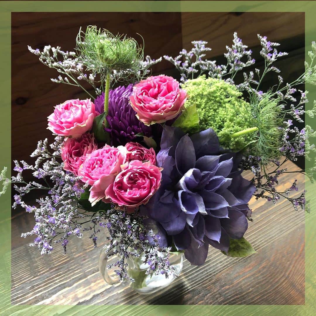 VOGUE GIRL JAPANさんのインスタグラム写真 - (VOGUE GIRL JAPANInstagram)「【#本日のご褒美 】#水曜日はお花の日 🍀 だんだんと暑くなり初夏を感じさせる日は、色の鮮やかなお花を愛でたくなります。 うす紫の大輪の#クレマチス をメインに、ピンクのローズやグリーンを組み合わせたブーケ。いきいきとした花々に元気をもらえます。 店内には絵画やポスターなどが飾られ、まるで友達のアトリエを訪れたかのようなフラワーショップ「cochon」 @quasitaru で作ってもらいました💐 #flowerwednesday #todayslittlehappiness #VOGUEGIRLエディターのお気に入り #cochon #コション #ブーケ #渋谷 #花屋 #フラワーショップ #花のある生活」5月22日 19時40分 - voguegirljapan