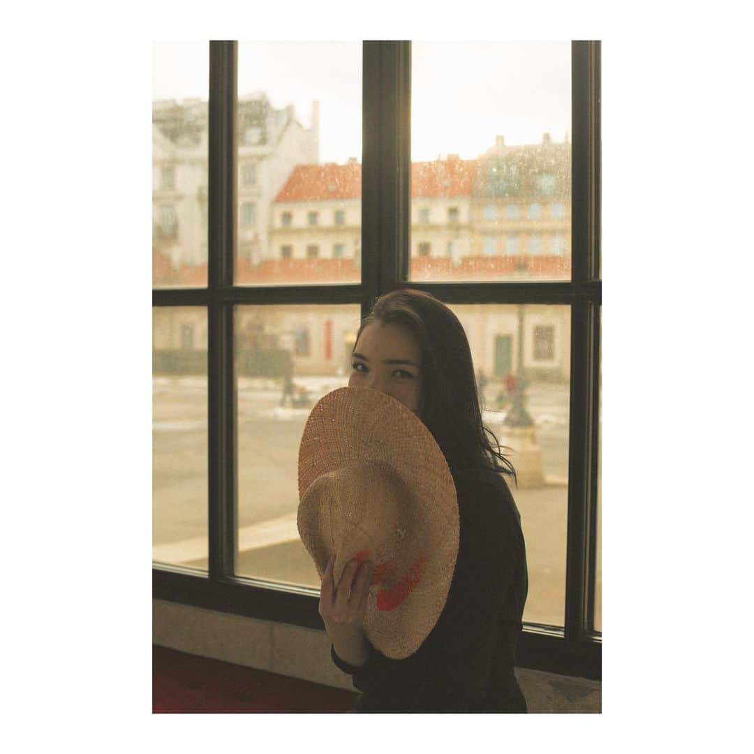 のインスタグラム：「Mühlbauer | #ss19 ▪️ @aya_shalkar and ART FAY. This #strawhat is a #fashion statement for party and #poolside , but also perfect for every day #summerwear in the city - like for example #vienna 🖤 #hatmaker #designerclothing #handmadefashion 📷 @ninakvk [get you one of our hats, no matter where you live: https://www.muehlbauer.at/en/shop/ ]」