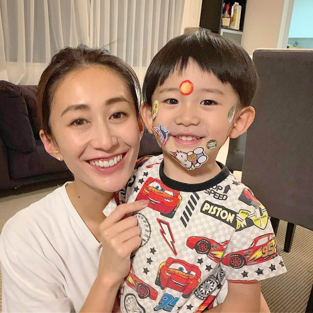 小堀ケネスさんのインスタグラム写真 - (小堀ケネスInstagram)「Little Dean and Mommy. 😊  鬼ママとディーン君のステッカー遊び！❤️ #notdrunk #littledean #mommy #stickers #鬼ママ #ディーン君 #なかよし  @mariakamiyama」5月22日 19時41分 - kenkob0903