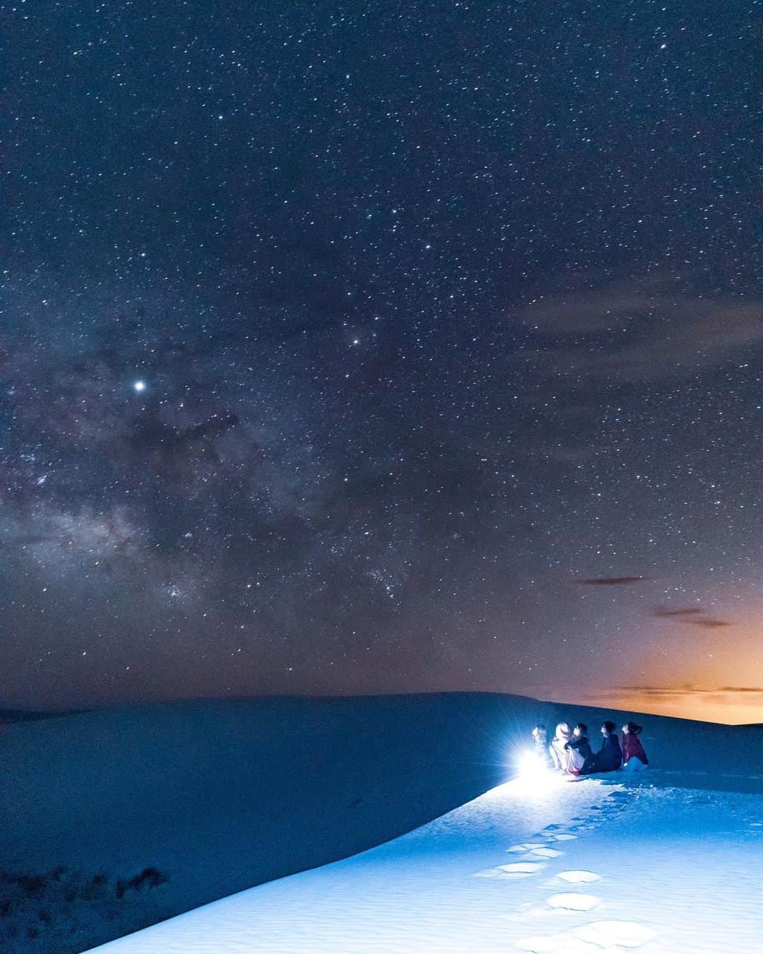 maakoさんのインスタグラム写真 - (maakoInstagram)「💫What a beautiful starry starry night ‼︎🌌🌌🌌🔭 #whitesandsnationalmonument ・ この星空を見るために 砂漠の真ん中で 極寒キャンプした甲斐がありました😭😭😭🌌⛺️ 夕方は嵐のような天気やったのに 夜中に目が覚めると無風の晴天、 シーーーーーンと何一つ音のしない 静寂な夜になってて 満っっ天の星空をみんなで拝めました😭🙏🏾💫💫💫 #テントから出た時のあの感動忘れない🌌 こんな鳥肌もんの最高な経験 みんなと出来て幸せ噛み締めました🙏🏾💘 ほんまにありがとう😭✨ 旅中、ありがとうって言い合ってウルウルしたなぁ…😢💘笑 📸 by @maimade_oc 🌵」5月22日 19時41分 - maakomind