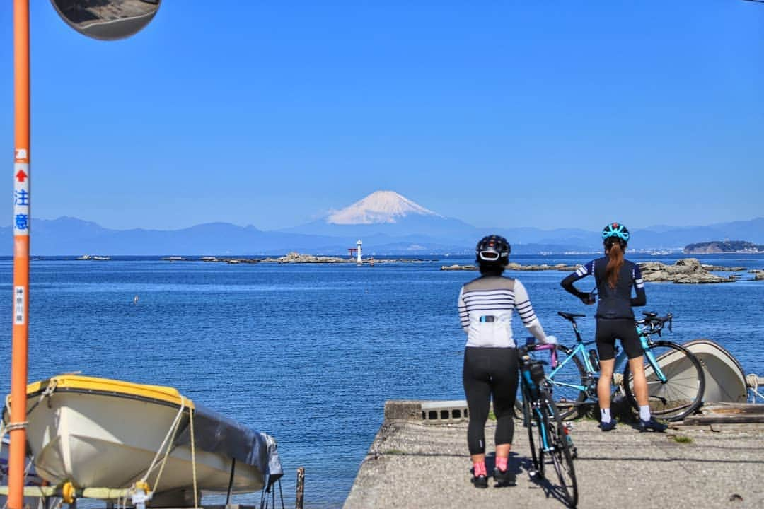 葉山町さんのインスタグラム写真 - (葉山町Instagram)「- チャリで来た、2019  #葉山歩き #葉山 #hayama #真名瀬 #青空 #富士山 #海 #過去pic  #Shinnasebeach #sea #mtfuji #japantrip #自転車 で巡って楽しい #葉山走り なぜなら #三浦半島 #自転車半島宣言  #江の島 も #灯台 も #名島 の #鳥居 も #葉山の魅力 #葉山の景色 #お気に入り #晴れ が続くけど #熱中症注意 です #今日もおつかれさまでした」5月22日 19時44分 - hayama_official