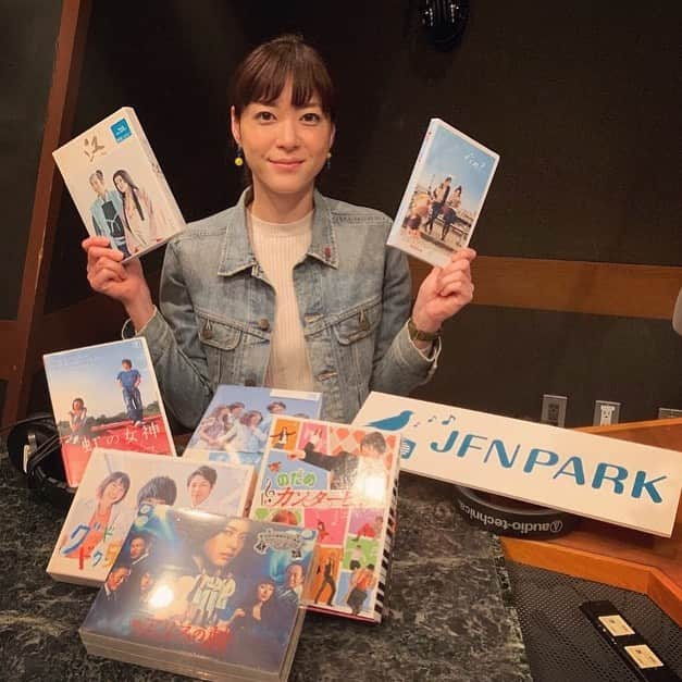 上野樹里さんのインスタグラム写真 - (上野樹里Instagram)「本日配信のJFNPARK 「Juri ‘s Favorite Note」は、《あなたの好きな上野樹里作品について》パート1を、お届け致します。 沢山のメッセージについて、2週分（1時間半）フリートークさせていただきました‼️😆💦 懐かしい想いに浸ったり、現在の【監察医 朝顔】の、ロケのお話もしてみたり。我ながら、ファンの方へは濃い内容となっている事間違いなしです。覚えている限り撮影中の記憶を頼りに熱く、かつ自由に答えてまーす😄 皆様のご感想は、本当に有難いお話なので是非、お世話になった監督やプロデューサーにも聞いてほしいなぁ😆🌟 と思いつつ。。🌕皆さま、今宵も良い夜をお過ごしあ〜れ😊🍷 #jurisfavoritenote  #jfnpark  #上野樹里 #監察医朝顔」5月22日 19時53分 - _juri_art_