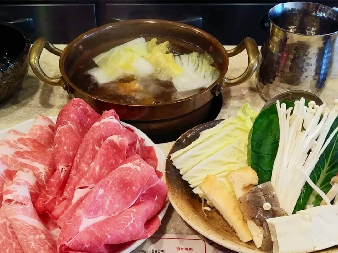 ぢゃいこさんのインスタグラム写真 - (ぢゃいこInstagram)「①昼ごはん しゃぶしゃぶ 米を喰らう ②おやつ　ステーキ 米の分まで肉を喰らう ③手のり蛇 えれふぁんとくん #バルクアップ #タンパク質」5月22日 19時55分 - dyaimeshi