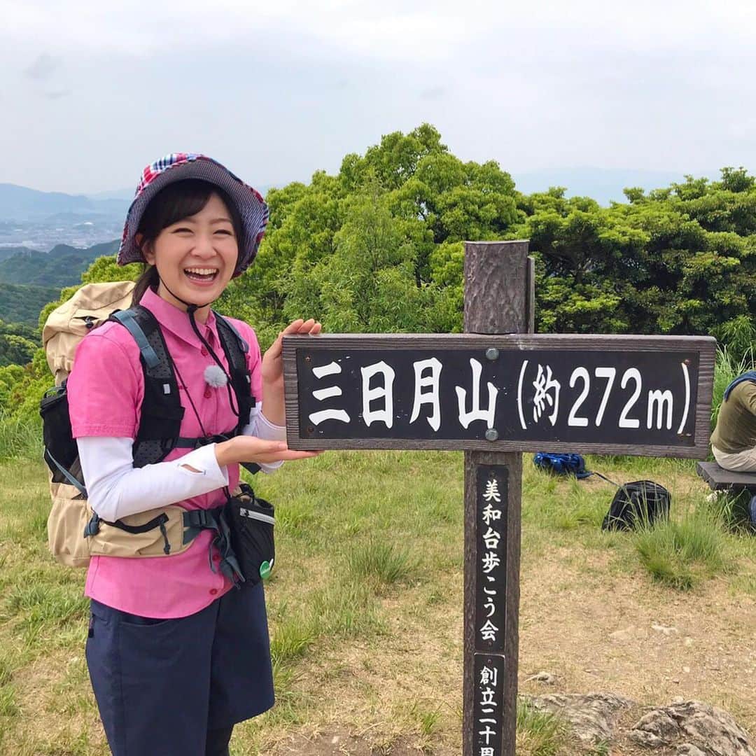 テレビ西日本「Cubetnc」さんのインスタグラム写真 - (テレビ西日本「Cubetnc」Instagram)「今回の山キューブは、福岡市東区の南端にあり 健康づくりや遠足などのハイキングコースとして 多くの人に愛されている 三日月山（みかづきやま）と立花山（たちばなやま）。 まずは三日月霊園の登山口をスタートし、 一気に三日月山の山頂へ。 久山町などが一望できる絶景を楽しんだ後は、 そのまま下山することなく立花山へ向かう、 縦走にトライ！ 立花山では、国の特別天然記念物となっている クスノキの原生林へ立ち寄り、 「森の巨人たち百選」に指定された 大クスを見に行きました。 また、山頂で出会った登山者からの情報で、 普段はあまり見ることのできない植物に 出会うこともできましたよ！ 放送は今週土曜日、25日あさ10時25分からです。 お楽しみに！  #安藤あや　#山CUBE #三日月山　#立花山　#縦走 #のぼろ　#登山　#山ガール #福岡NEWSファイルCUBE #田久保尚英　#角田華子 #テレビ西日本　#TNC」5月22日 20時00分 - cubetnc