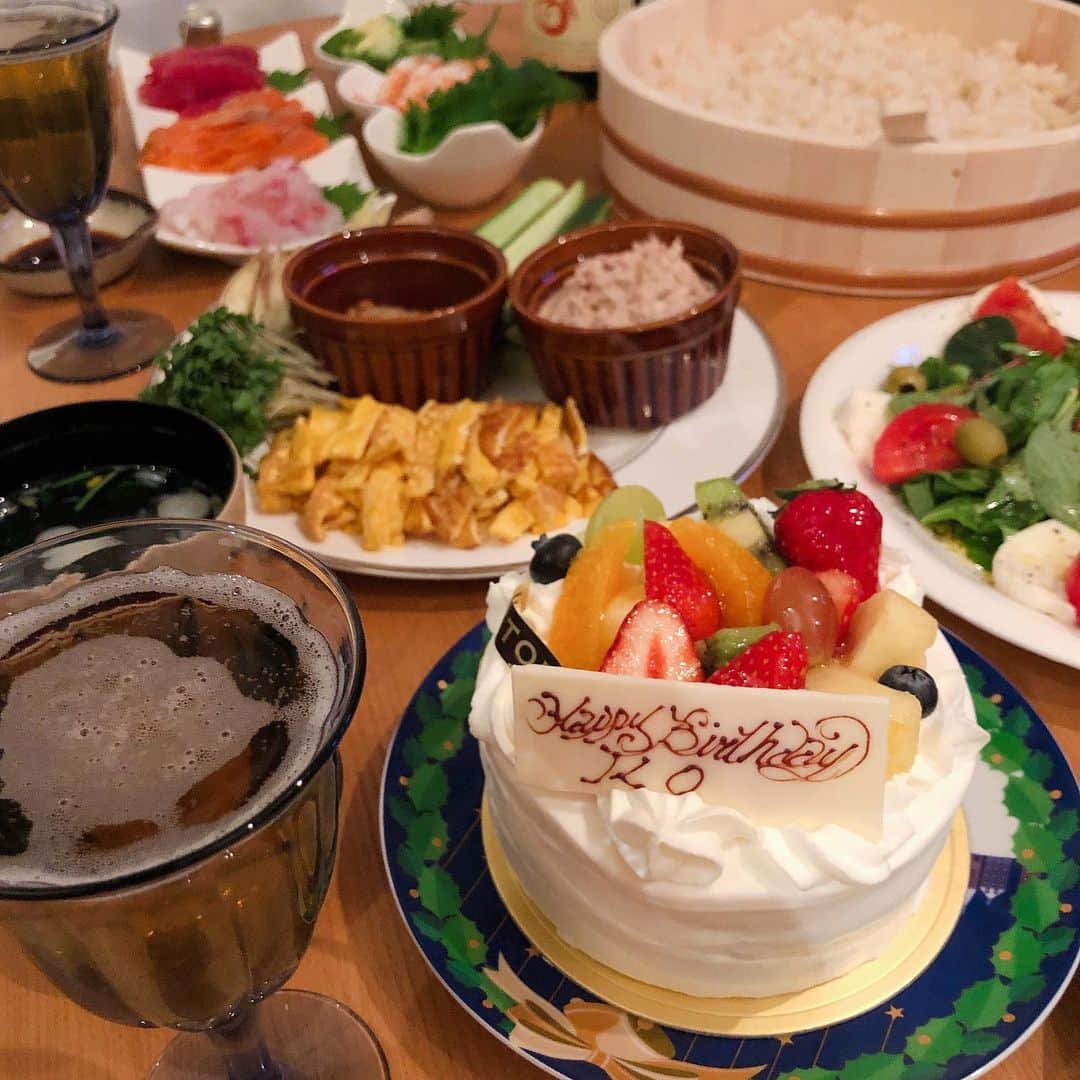 のインスタグラム：「5月22日は♬私の大事な旦那様〜の、こーくんの誕生日。 38歳になりました。 今年はお家でお祝い。手巻き寿司にしました。家でやる手巻きってなんかいいなぁ〜。 誕生日プレゼントには、いつもお互いの欲しいものをプレゼントするのですが、今年は欲しいものがすぐに思いつかなかったそうなので、欲しいものができた時に使える手作りチケットと、お伊勢丹で購入したちょっとしたものをプレゼントしました。  #手巻き寿司パーティー  #お誕生日おめでとう  #いつもありがとう」
