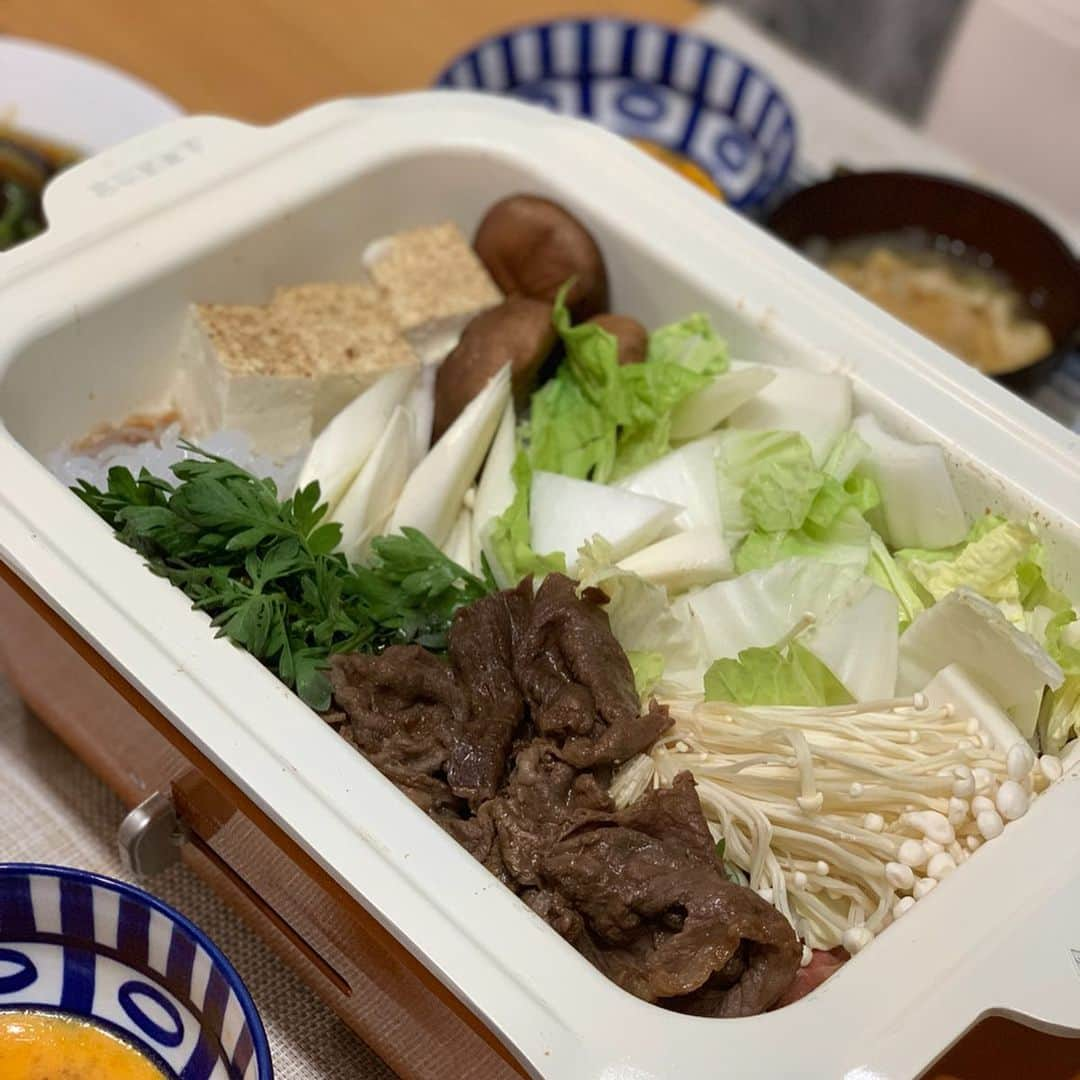 奥山夏織さんのインスタグラム写真 - (奥山夏織Instagram)「昨日はお家ですき焼きを頂きました💓✨ ・ お肉美味しい〜🤤幸せ〜💓 今回のお肉は#sugarlady(@sugarlady_official)のすき焼きセットにしてみましたよー🐮 奇跡のブランド #シュガーミート は、遺伝子組換え穀物不使用で安全な飼育プログラムを徹底して生産されているみたい❣️ ・ すき焼きの時はお歳暮とかで送られてくる高いお肉でしか食べないんですが、同じクオリティの味で大満足☺️シメの#おうどん までシュガーレディにしました✨もちもちしてて美味しい♪ ・ 安心・安全で美味しさにこだわった#冷凍食品 なので自信を持って家族に出せます💓いつも本当に助かってます☺️ありがとうございます✨ ・・・ #シュガーレディ #sugarlady #PR #シュガーミート #シュガービーフ #安心安全 #冷凍食品 #クッキング #料理 #cooking #かおりずキッチン #主婦料理 #OL料理 #ご飯  #foodinsta #food #foodstagram #おうちご飯 #お家ごはん #晩御飯 #晩ご飯 @sugarlady_official」5月22日 20時01分 - okuyama_kaori