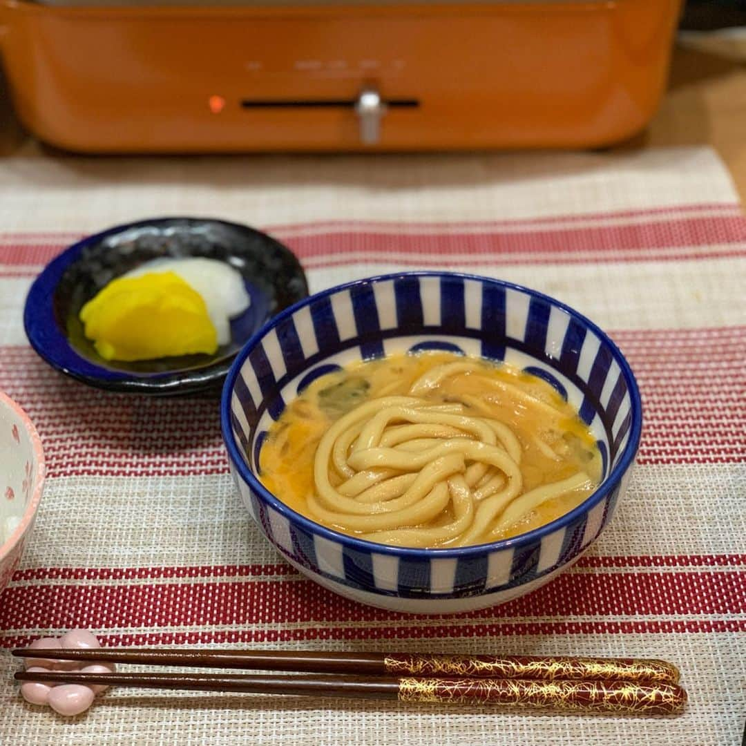 奥山夏織さんのインスタグラム写真 - (奥山夏織Instagram)「昨日はお家ですき焼きを頂きました💓✨ ・ お肉美味しい〜🤤幸せ〜💓 今回のお肉は#sugarlady(@sugarlady_official)のすき焼きセットにしてみましたよー🐮 奇跡のブランド #シュガーミート は、遺伝子組換え穀物不使用で安全な飼育プログラムを徹底して生産されているみたい❣️ ・ すき焼きの時はお歳暮とかで送られてくる高いお肉でしか食べないんですが、同じクオリティの味で大満足☺️シメの#おうどん までシュガーレディにしました✨もちもちしてて美味しい♪ ・ 安心・安全で美味しさにこだわった#冷凍食品 なので自信を持って家族に出せます💓いつも本当に助かってます☺️ありがとうございます✨ ・・・ #シュガーレディ #sugarlady #PR #シュガーミート #シュガービーフ #安心安全 #冷凍食品 #クッキング #料理 #cooking #かおりずキッチン #主婦料理 #OL料理 #ご飯  #foodinsta #food #foodstagram #おうちご飯 #お家ごはん #晩御飯 #晩ご飯 @sugarlady_official」5月22日 20時01分 - okuyama_kaori